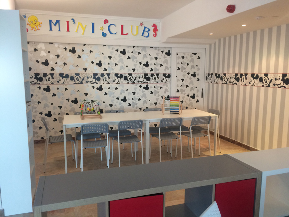 Area giochi per bambini con decorazioni a tema cartoni animati.